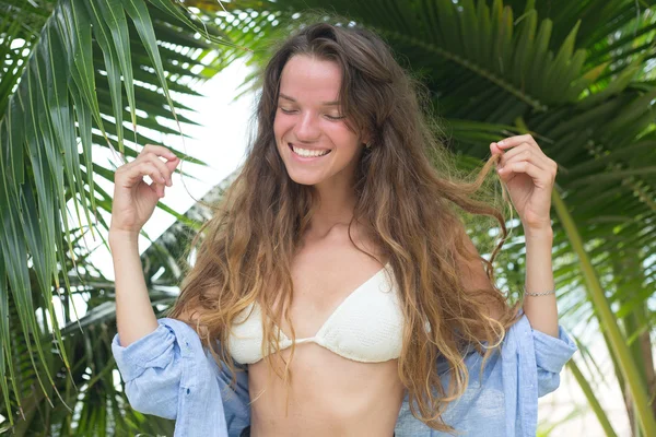 La ragazza felice, essendo in tropici, è molti mari, erba, alberi, fotografia calda, ragazza l'essere al mare, zhknshchina alla moda, un sorriso sul viso — Foto Stock