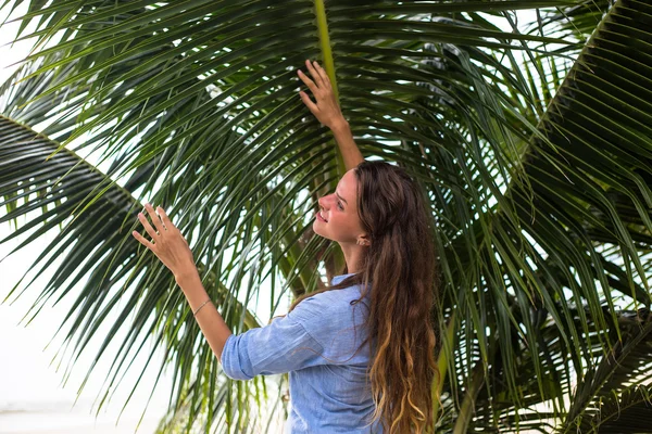 A menina feliz, estar em trópicos, é um monte de mares, grama, árvores, foto quente, menina o ser no mar, zhknshchina na moda, um sorriso no rosto — Fotografia de Stock