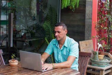 The man's hands working for noubuky the business plan, the keyboard