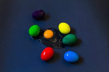 Siyah arka planda paskalya yumurtaları