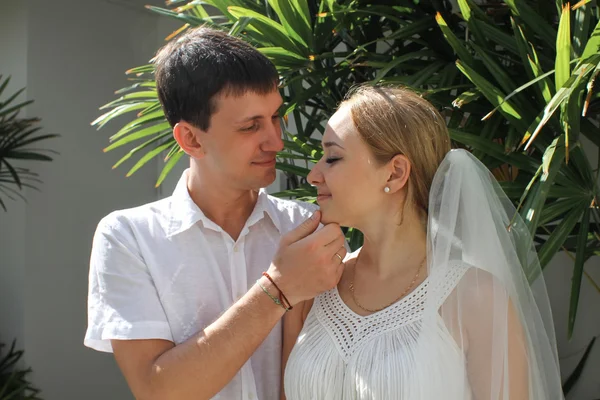 爱年轻的夫妇，在白色的衣服和白色的纱裙，婚礼，暑假里，爱，关系 — 图库照片