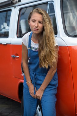 Yüz, uzun sarı saçlar bir gülümseme ile genç kız