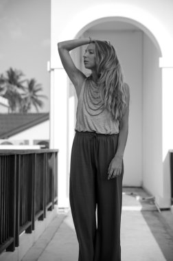 Modern giyimleri sokakta poz güzel sarışın kız