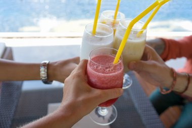  Meyve güler yüzlü, iki yüzlü mango, muz kokteyli, su-kavun suyu