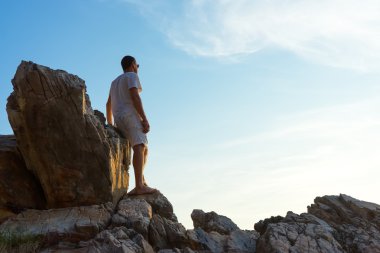 Bir çip ve güzel manzara adam maliyetlerinde, Island Samui, Tayland bir düşüş hayran.