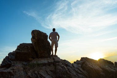 Bir çip ve güzel manzara adam maliyetlerinde, Island Samui, Tayland bir düşüş hayran.