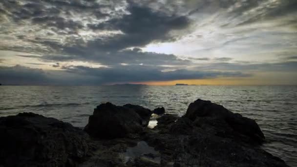 A paisagem declínio que está sentado o sol no mar, uma bela paisagem na Tailândia, a ilha Samui — Vídeo de Stock