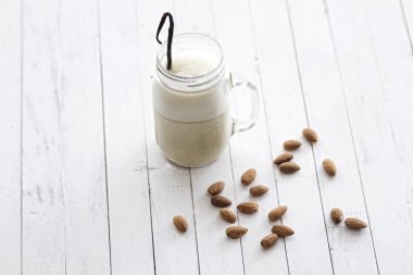 vanilya ile badem sütü