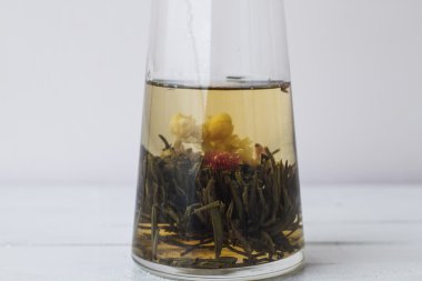 Su ile bir vazoda çay çiçek