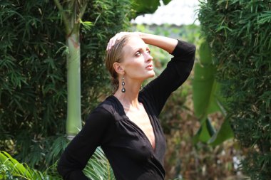 Tropik üzerinde kız