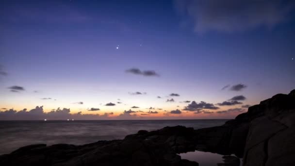 Refleja el cielo en una piscina y los cangrejos corriendo — Vídeos de Stock