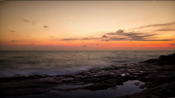 Amanecer y olas en el mar — Vídeos de Stock