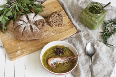 Doğal kabak krem çorbası, karides. Ekmek Pesto sos ile.