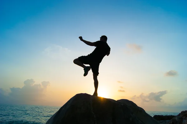 O homem está envolvido em muay thai ao amanhecer . — Fotografia de Stock