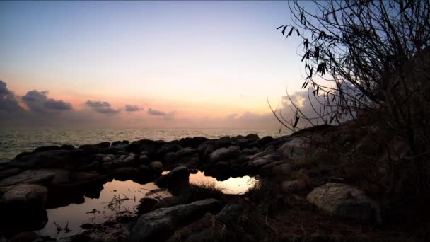 Morgendämmerung auf Felsen — Stockvideo