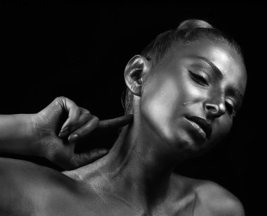 O siyah beyaz bir kız boya portresi