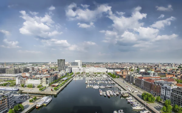 Antwerpen, Belgien, 12 maj 2016 utsikt över hamnen och staden från Museum aan de Stroom Mas. — Stockfoto