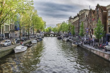 Amsterdam, Hollanda, 9 Mayıs köprü üzerinden Amsterdam.Holland kanalda.