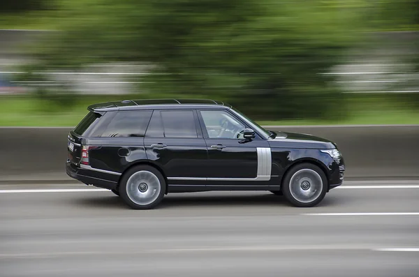 Antwerp, Belgia 7 AUGUST 2016 Land Rover Range pe autostradă . , , — Fotografie, imagine de stoc