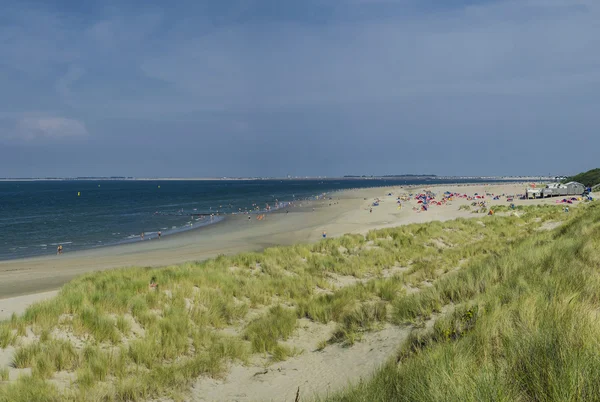 Het strand aan de Noordzee in Nederland. — Stockfoto