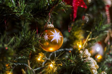 Ağaçta Noel oyuncağı