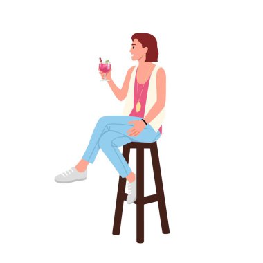 Kokteylli barda oturan bir kadının vektör çizimi. Kısa saçlı, buz küplü bir kokteyl tutan, beyaz bir arka planda izole edilmiş yüksek bir sandalyede oturan bir kadının çizgi film sahnesi..