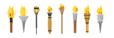 Çizgi film tarzında yanan güzel antika meşaleler. Farklı ortaçağ metallerinin vektör çizimi, saplı ahşap meşaleler, sarı, turuncu, beyaz arka planda izole edilmiş kırmızı alev.