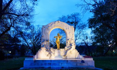 Johan Strauss heykeli