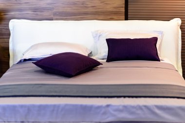 Şık tasarımı ile karanlık leylak rengi ve beyaz yastıklar