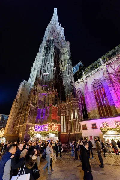 Nachtturm mit Lichtern in Wien — Stockfoto