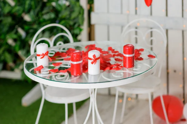 Mesa romántica con corazones rojos — Foto de Stock