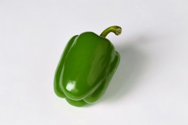 Büyük güzel kırmızı biber beyaz bir arka plan üzerinde yer alır