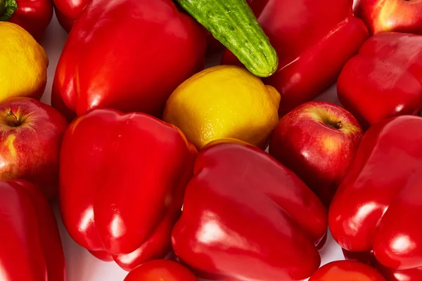 Birçok sebze ve meyve üzerinde beyaz bir arka plan vardır