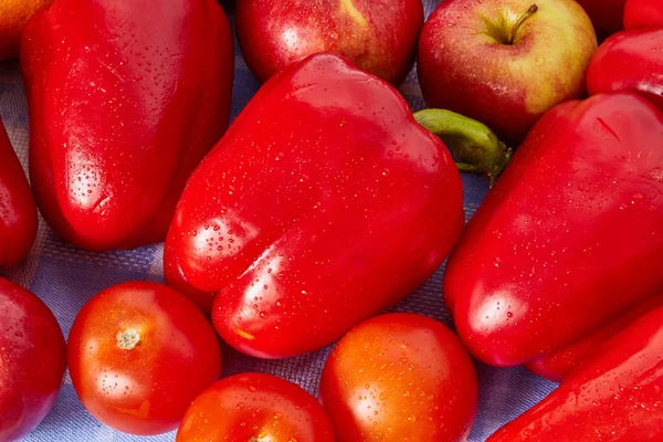 Bir havlu üzerinde birçok olgun sebze ve meyve vardır. Yakın çekim.