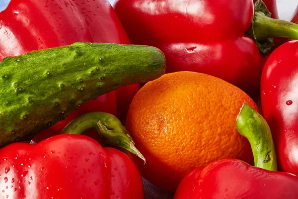 Çok tatlı olgun sebze ve meyveler bir havluda vardır