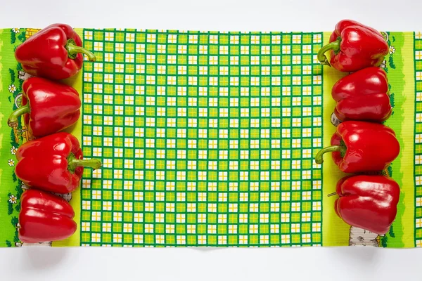 Bir havlu üzerinde olgun kırmızı biber çerçeve şenlikli