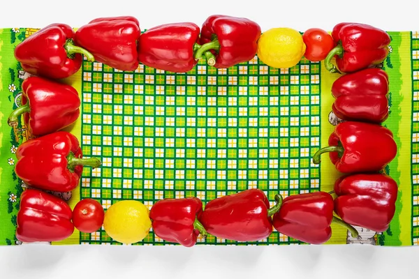 Sebze yeşil bir havlu üzerinde çerçeve şenlikli