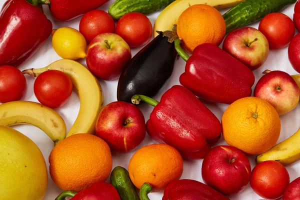 Viel reifes Gemüse und reifes Obst — Stockfoto
