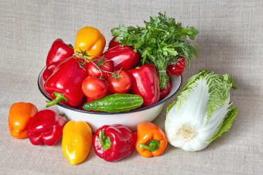 Sebze, rezene ve maydanoz bir havza ve bu konuda