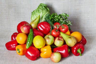 Gri bir tuval üzerinde meyve ve sebze yalan