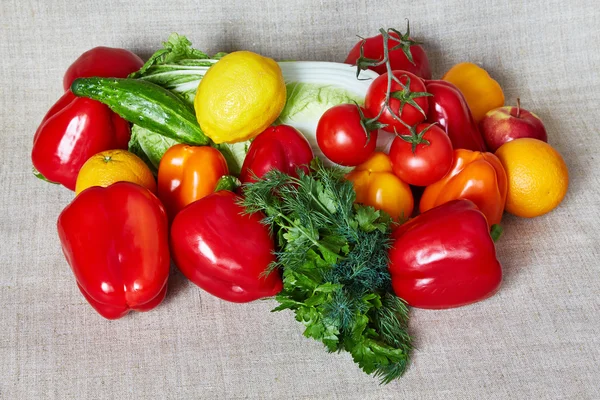 Zöldség, gyümölcs, kapor, petrezselyem fekszik egy szürke vászon — Stock Fotó