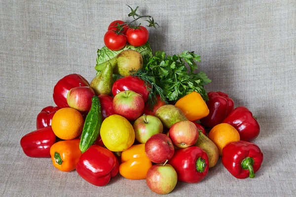 Sebze ve meyve yatıyor gri bir tuval