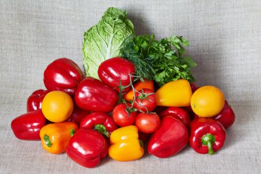 Maydanoz, domates, kırmızı biber, Beijing lahana, fenne, turuncu bir tuval üzerine