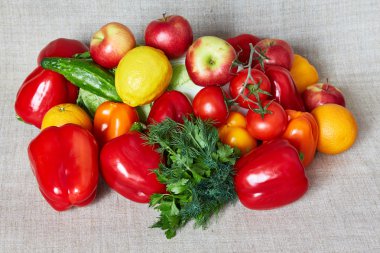 Rezene, maydanoz, sebze ve meyve yalanlar gri bir tuval üzerine