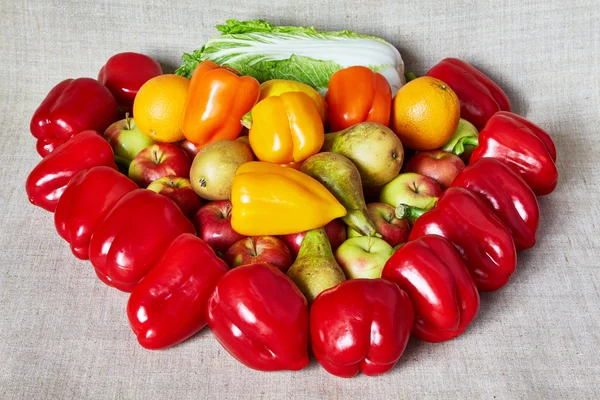 Äpfel, Paprika, Birnen, Zitrusfrüchte, Chinakohl auf einer grauen Leinwand — Stockfoto