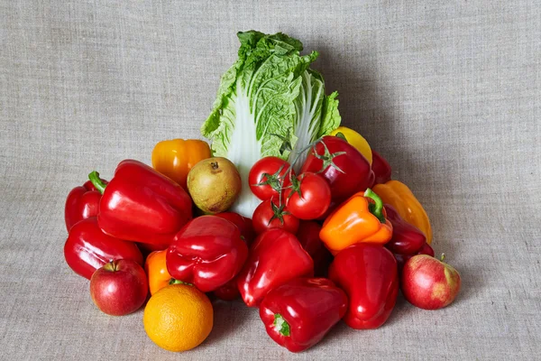 Verduras, frutas y pepinos descansan sobre un lienzo gris —  Fotos de Stock