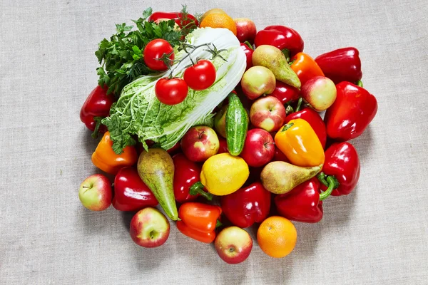 Káposzta, paprika, kapor, petrezselyem és más gyümölcsöt, egy vászon — Stock Fotó