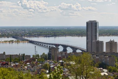 Volga ve dağ otomobil köprü görünümü