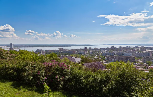 Güzel gökyüzü bulutlu şehir ve nehir üzerinde