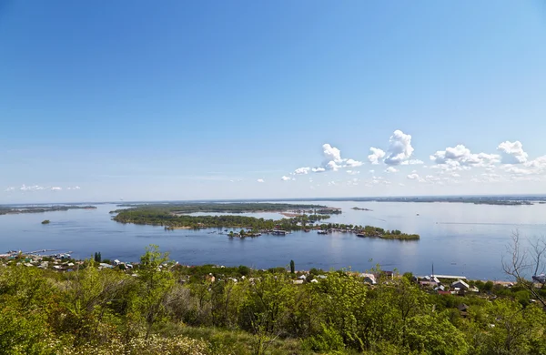 Utsikt över Volga och ön från Sokolov berg — Stockfoto